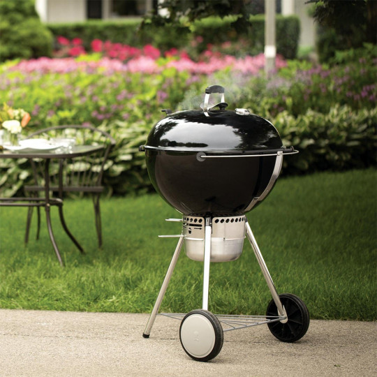 Flat lid charcoal grill